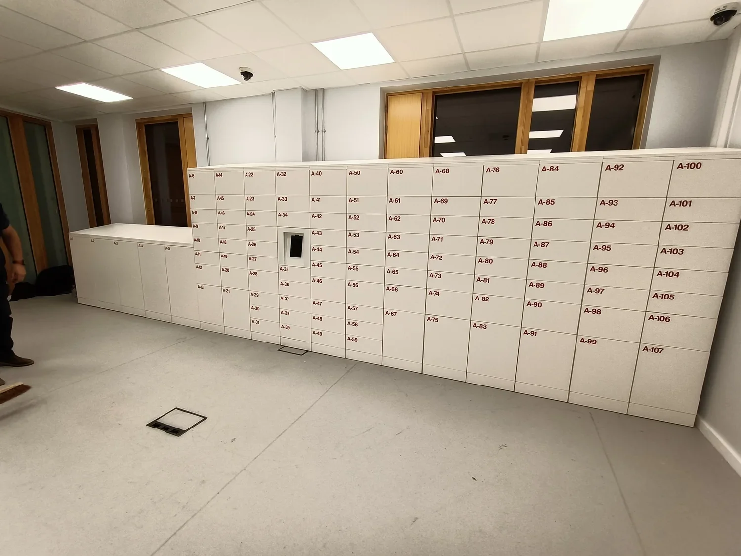 Why Smart Lockers Are Replacing Mailrooms in Apartments & Campuses