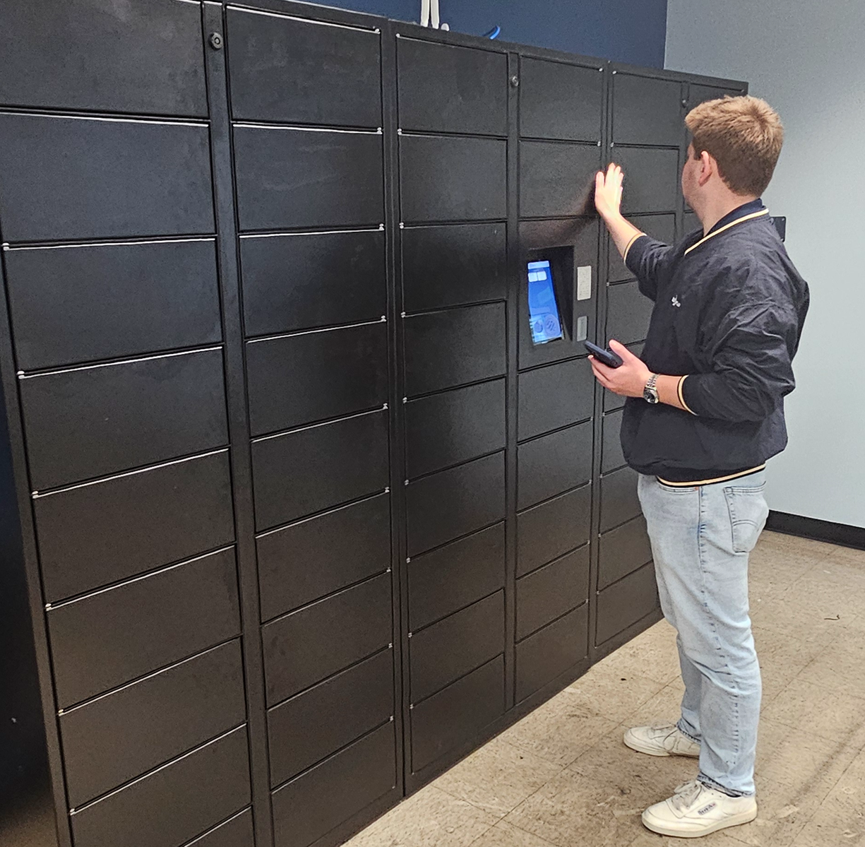 Featured image for From Chaos to Control: How Global Giants Use Smart Lockers to Solve Warehouse Bottlenecks